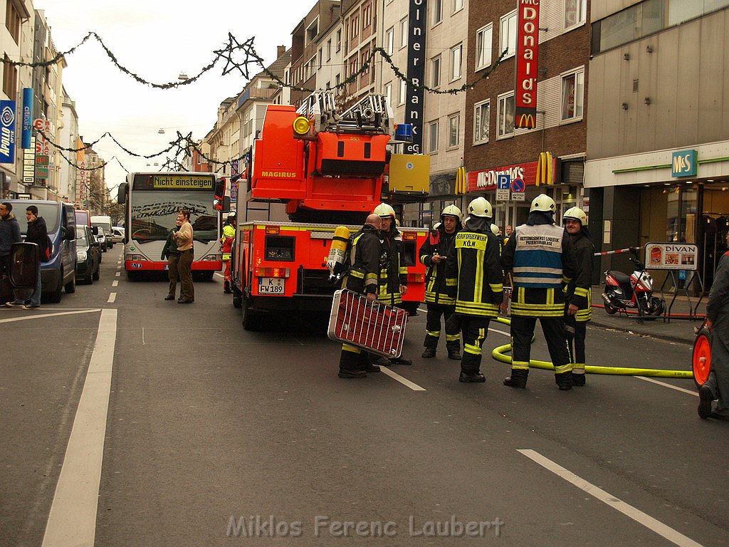Feuer Koeln Muelheim Frankfurterstr Wiener Platz P68.JPG